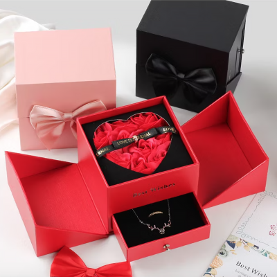 Сърце от вечни рози в луксозна кутийка за бижута