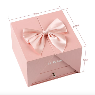 Сърце от вечни рози в луксозна кутийка за бижута