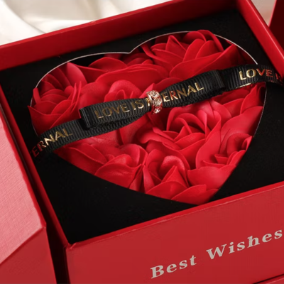 Сърце от вечни рози в луксозна кутийка за бижута