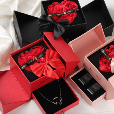 Сърце от вечни рози в луксозна кутийка за бижута