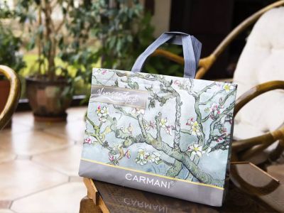 Малка чанта с картина на Ван Гог "Бадемовото дърво"